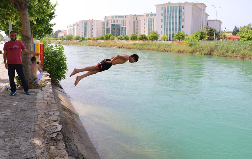 Polis gelene kadar ölüme atladılar! Adana'da sıcak fena vurdu - Resim: 1