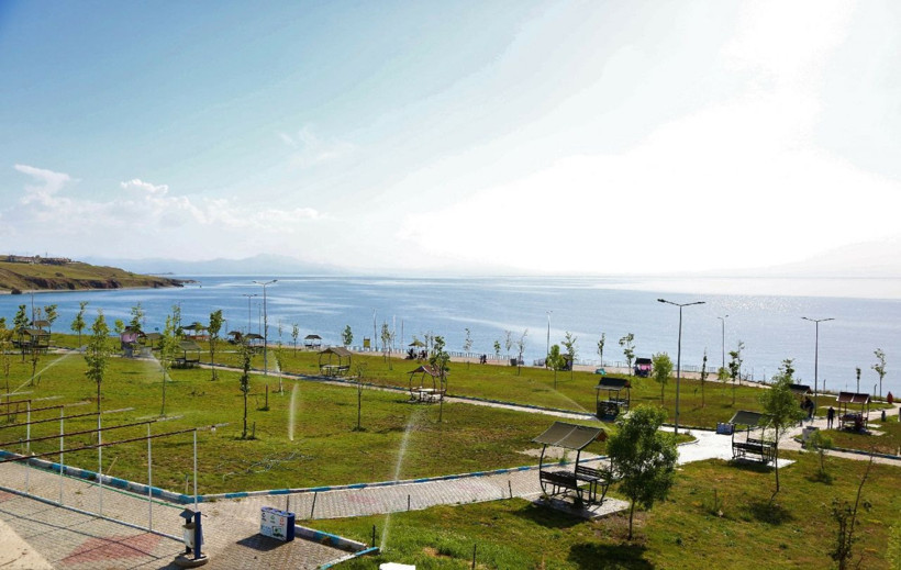 Van Gölü'nün mavi bayraklı plajı berraklığını koruyor - Resim: 3