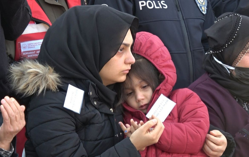 Uyuşturucu operasyonunda şehit olan polisin cenazesinde 3 yaşındaki kızı gözyaşı göktü - Resim: 4