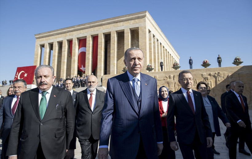 Anıtkabir'de yüzük sohbeti! Devlet Bahçeli'nin Erdoğan'a gösterdiği yüzüğün sırrı - Resim: 1