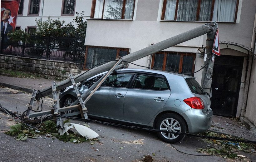 Durum çok fena! Arabaların üzerine devrildi gören hemen ihbar etti - Resim: 1