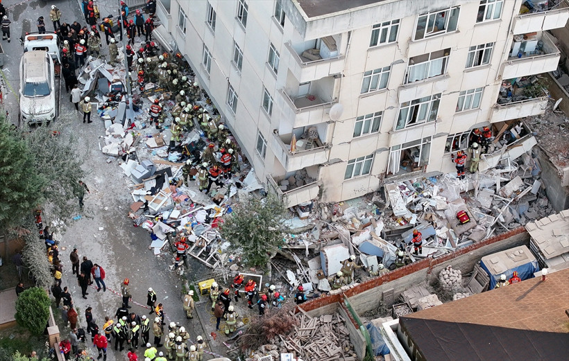 Maltepe’de 7 katlı binanın alttaki 3 katı çöktü - Resim: 4