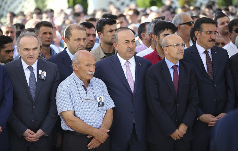 Bakan Arslan'ın kardeşi son yolculuğuna uğurlandı - Resim: 4