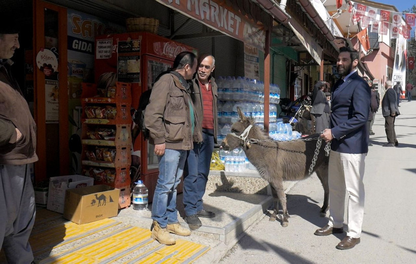 DSP Çamlıyayla adayı Alp Erdem sıpa ile ilçeyi dolaşıyor - Resim: 1