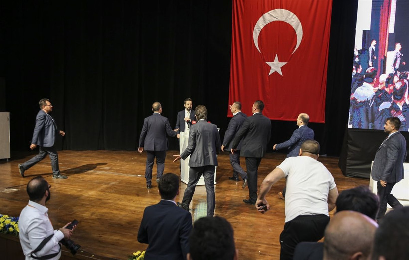 Ankaragücü Genel Kurulu'nda ortalık karıştı yumruklar havada uçuştu - Resim: 4