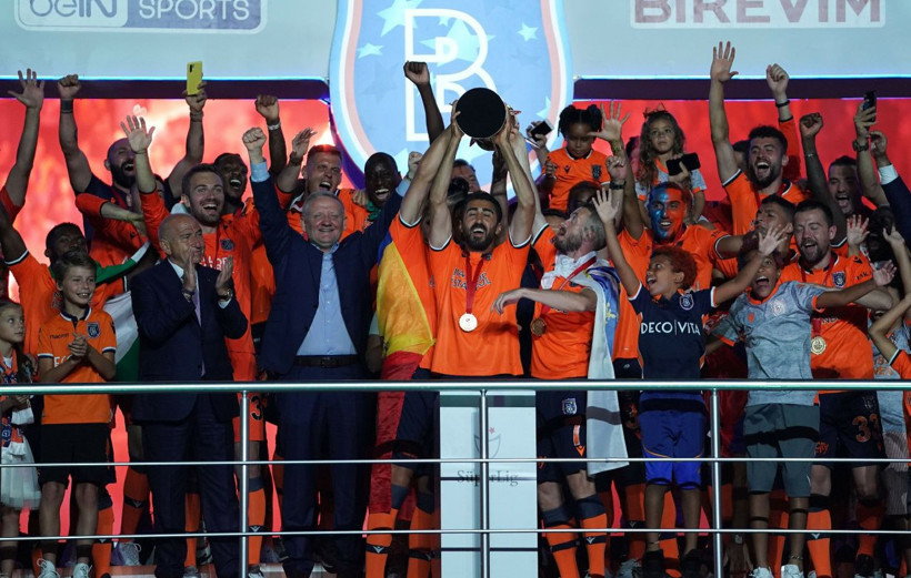 Başakşehir şampiyonluk kupasını kaldırdı - Resim: 2