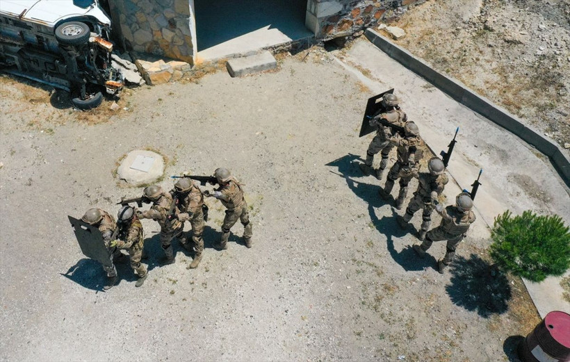 Türkiye'de ilk o oldu! Terör operasyonları için eğitim alan kadın astsubay göreve hazır - Resim: 4