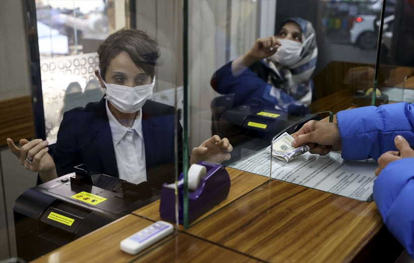 Bugün döviz bürolarında kuyruk vardı! Dolarını kapan panik halinde koştu! - Resim: 4
