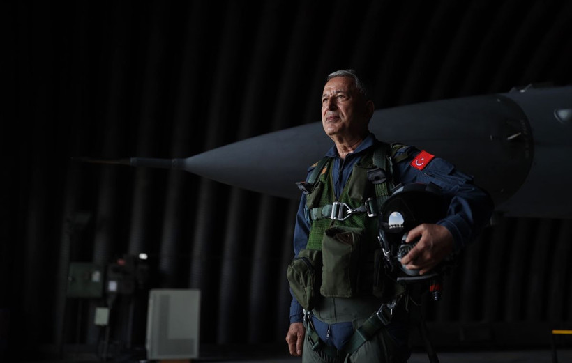 F-16 kokpitinde sürpriz isim! Kalkıştan hemen önceki hareketi onlara mı yaptı? Sessiz mesaj... - Resim: 2