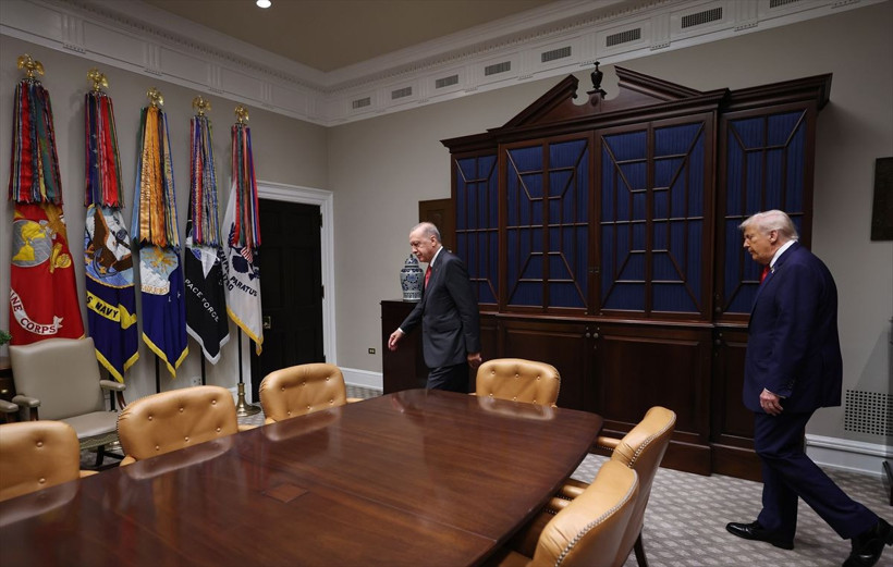 Erdoğan ile Donald Trump'ın görüşmesinde öyle bir fotoğraf var ki... Trump koltuk çekti - Resim: 2