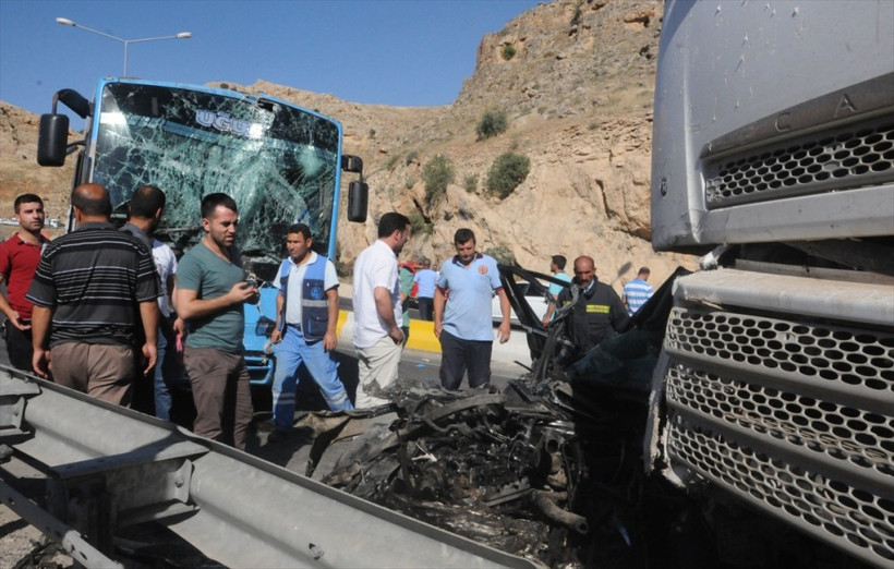 Minibüs, beton mikseri ve otomobilin karıştığı katliam gibi kaza! - Resim: 4