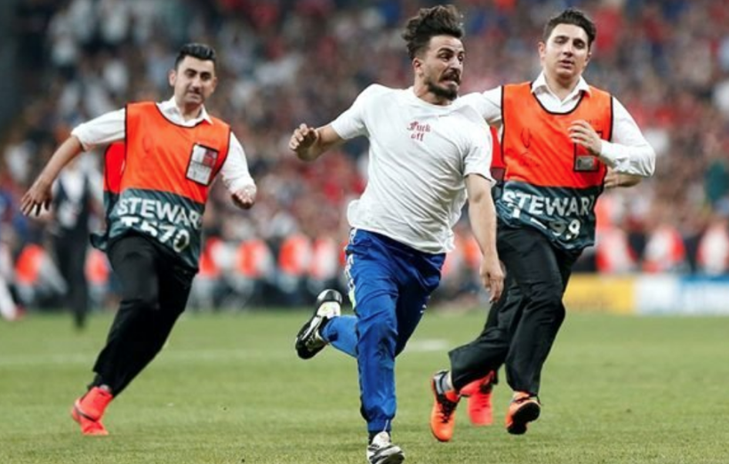 Liverpool Chelsea maçında sahaya giren Youtuber Ali Abdüsselam Yılmaz'a büyük darbe - Resim: 2