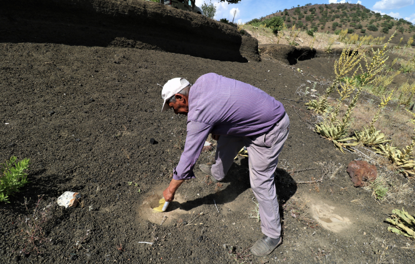 Manisa'da 12 bin yıllık olduğu tespit edilen ayak izlerine köy muhtarı gözü gibi bakıyor - Resim: 2