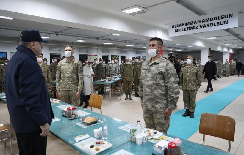 Cumhurbaşkanı Erdoğan Mehmetçikle iftarda buluştu - Resim: 2