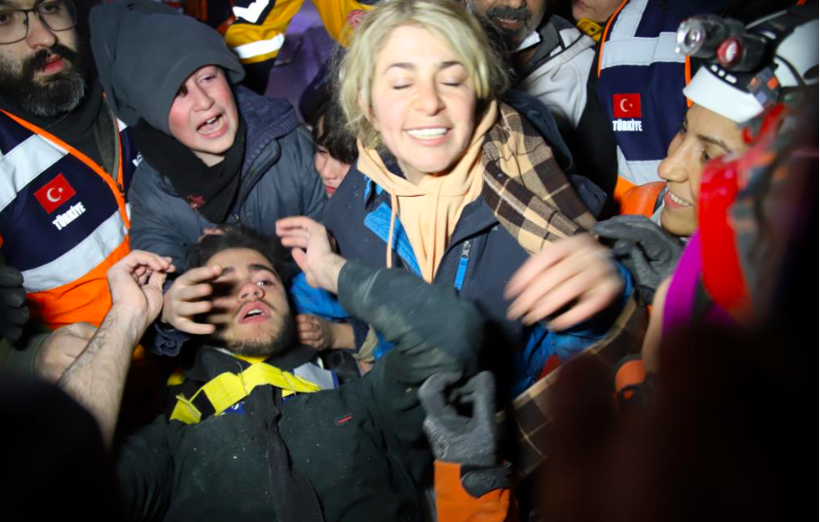 5 gün boyunca idrarını içti, enkaz altında 5 vakit namaz kıldı! 94 saat sonra yürüyerek çıktı - Resim: 1