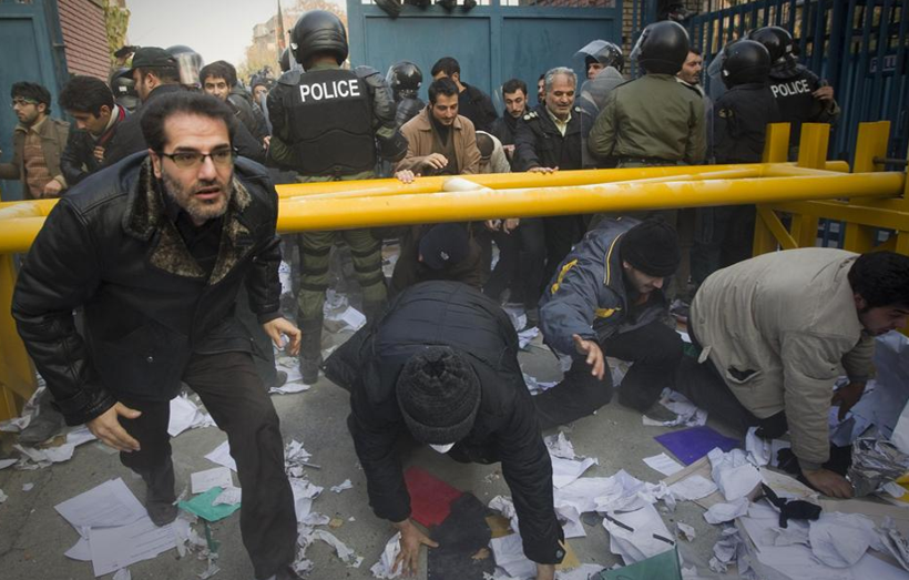 Tahran'da İngiliz Büyükelçiliği'ne saldırı - Resim: 1