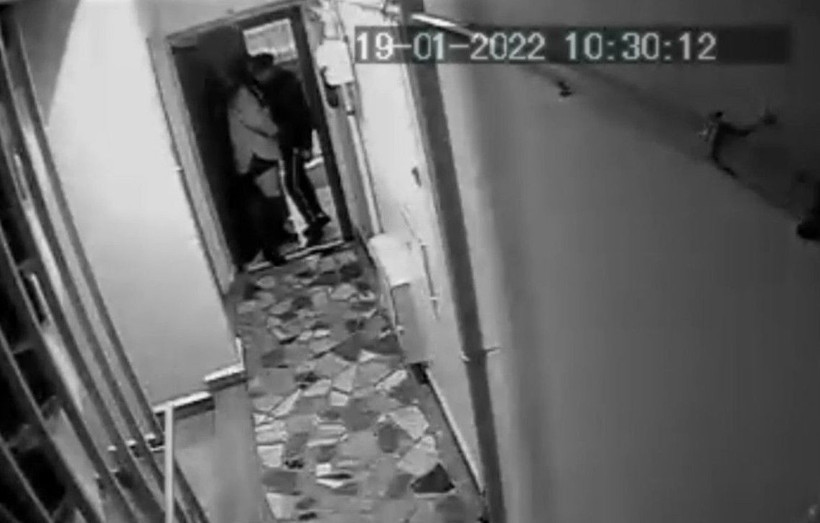 Sen benim kız arkadaşımla ne yapıyorsun! Buluştuğu erkeklerin evine gidip... Olay anı kamerada - Resim: 2