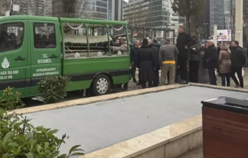 Leyla Mizrahi son yolculuğuna uğurlandı! Saba Tümer ve sevenleri gözyaşlarına boğuldu... - Resim: 4