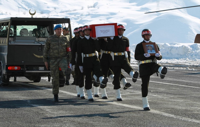 Şehit cenazesinde tüyleri diken diken eden kare! - Resim: 3