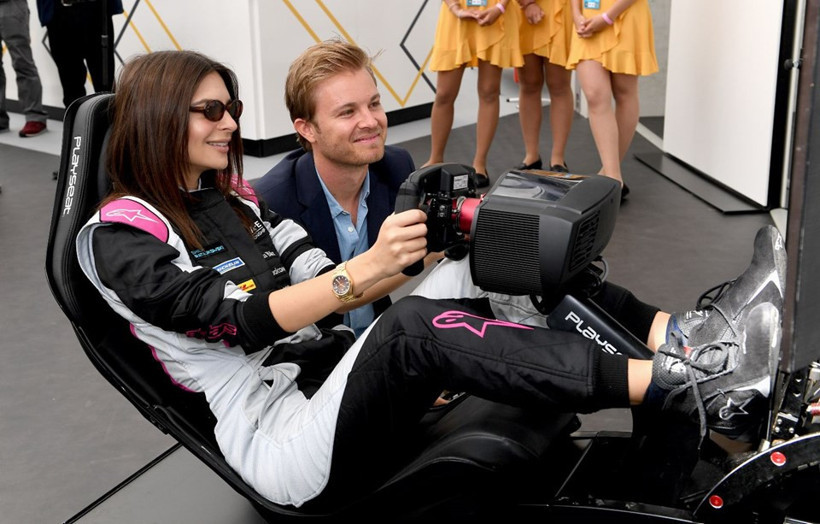 Çıplak pozlarıyla gündem olan Emily Ratajkowski tarihte bir ilke imza attı - Resim: 1