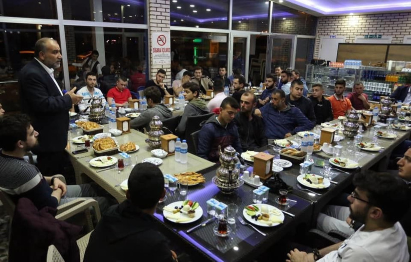 Canik Belediye Başkanı'ndan gençlere sürpriz davet  sahura bakın nasıl getirdi - Resim: 2