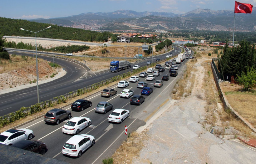 Tatil dönüşü Muğla civarında yoğun trafik oluştu - Resim: 2