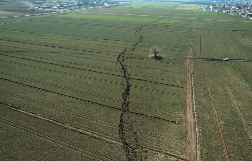Kahramanmaraş'ta fay hattı tarlayı ikiye böldü! Dev yarık havadan görüntülendi - Resim: 2