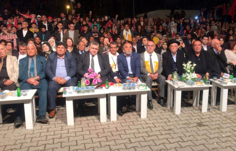 Bülent Serttaş sahne direğine tırmanıp türkü söyledi - Resim: 4