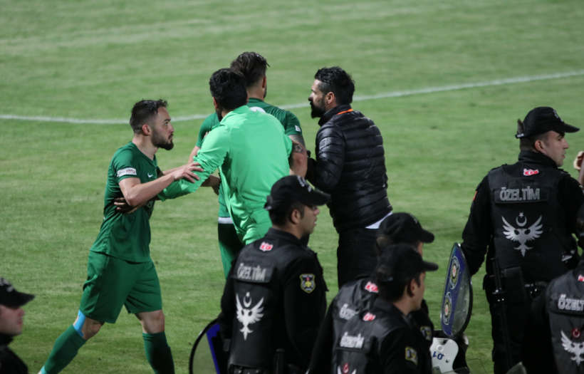 Maç bitti ortalık savaş alanına döndü - Resim: 1