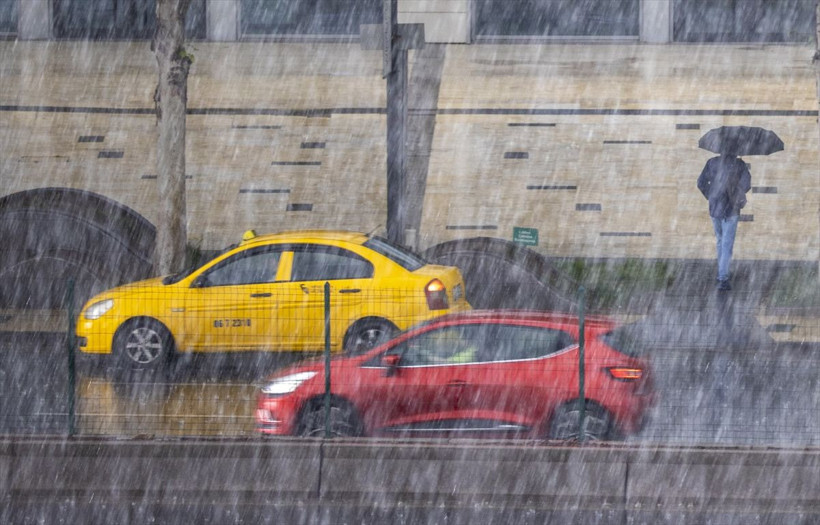 Ankara'da şiddetli yağış! Caddeler göle döndü araçlar sulara gömüldü - Resim: 1