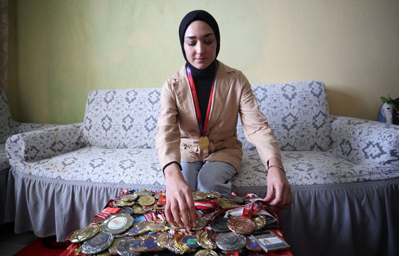 "Yalın ayak şampiyon" köyündeki kızları yarışlara hazırlıyor! - Resim: 1