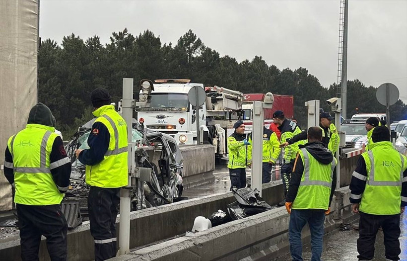 Gişelerde yine kaza oldu! Hafif ticari araç tıra arkadan çarptı hurdaya döndü - Resim: 2