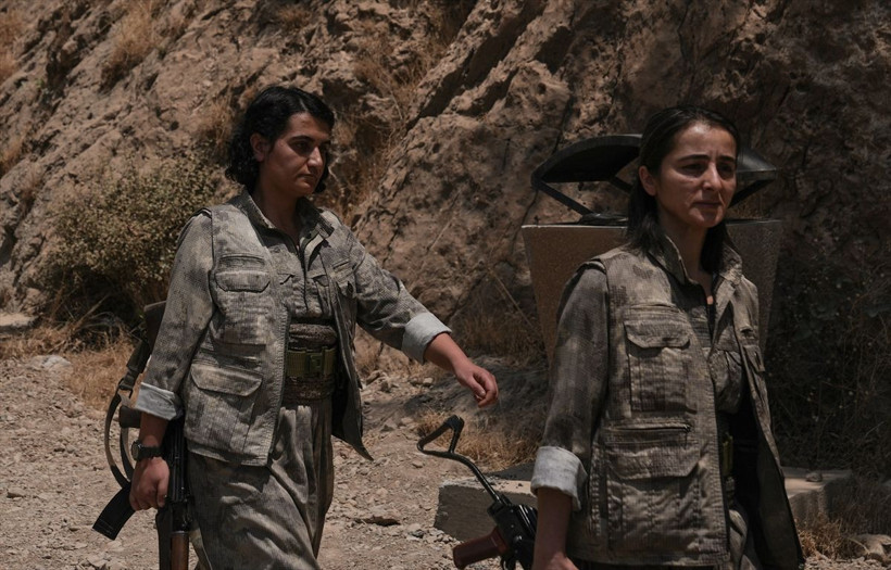 PKK'nın silah bırakma görüntüleri yayınlandı! PKK'lılar silahlarını ateşe böyle attı - Resim: 2