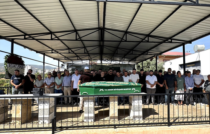 Atilla Taş kızı Sezen'in tabutuna sarılıp gözyaşlarına boğuldu! - Resim: 2