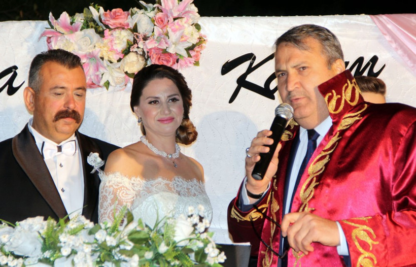 Evlenen savcıya emniyet müdürü kelepçe taktı! - Resim: 1