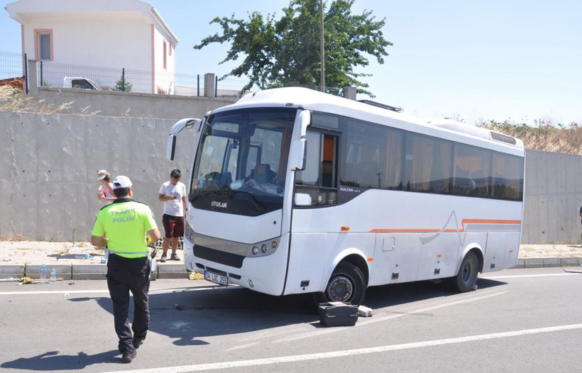 Tekirdağ'da midibüsün altında kalan kişi ağır yaralandı - Resim: 1