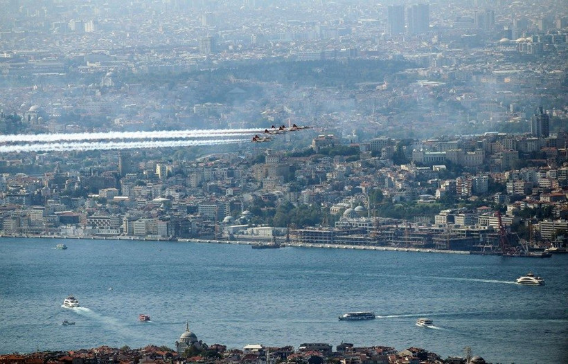Türk Yıldızları'ndan İstanbul Boğazı'nda nefes kesen gösteri - Resim: 4