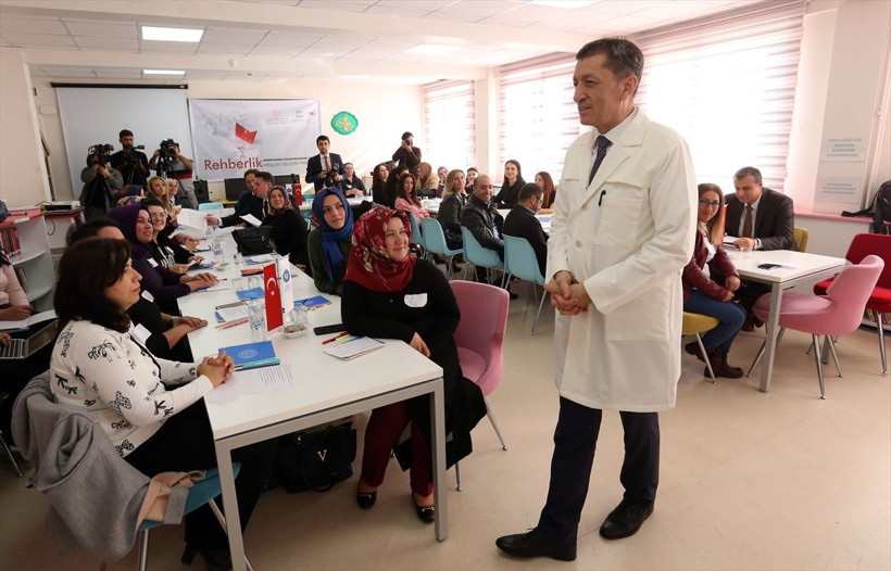 Milli Eğitim Bakanı Ziya Selçuk öğretmenliği özlemişim deyip giydi önlüğü - Resim: 3