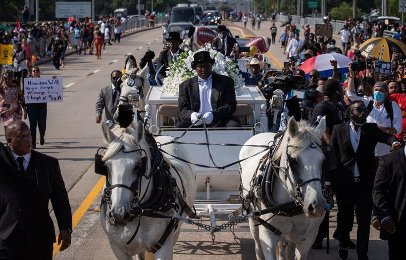 ABD'de polis tarafından öldürülen George Floyd toprağa verildi tabuttaki detay bomba - Resim: 1