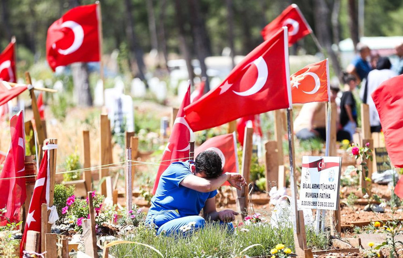 Depremin vurduğu şehirlerde hüzünlü bayram! Dualar edip, gözyaşlarına boğuldular - Resim: 2