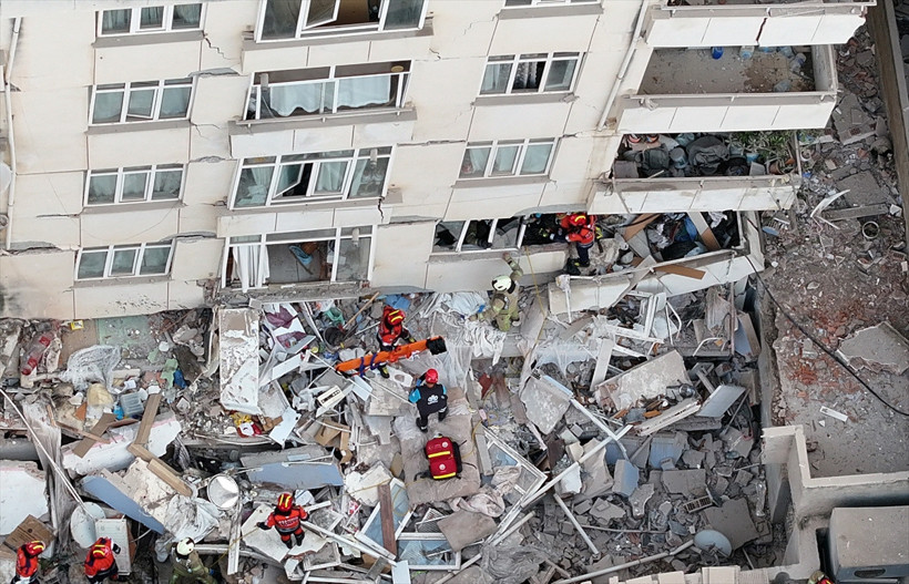 Maltepe’de 7 katlı binanın alttaki 3 katı çöktü - Resim: 1