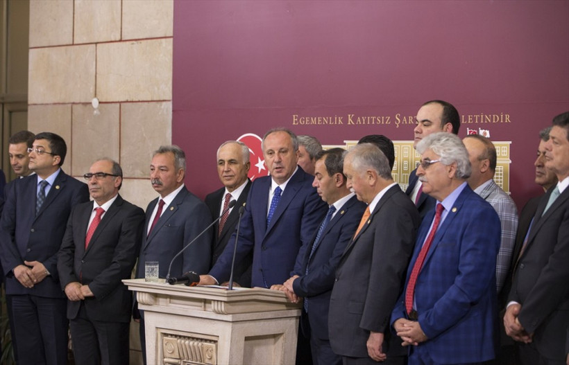 CHP'lilerin basın toplantısında ilginç anlar! - Resim: 2