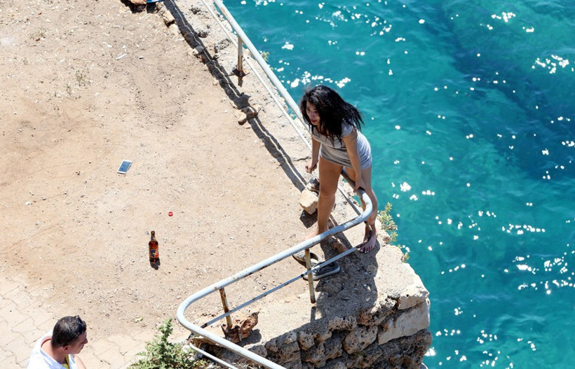 Denize atlayan genç kızı tişörtünden yakaladı ama tutamadı! Saniye saniye o anlar - Resim: 3