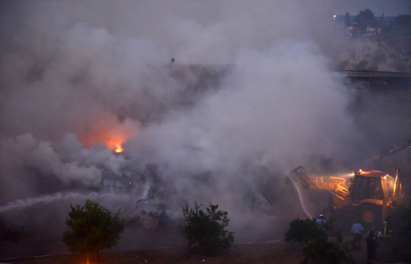 Korkutan yangın her yeri sardı, itfaiyeciler zor anlar yaşadı! - Resim: 1