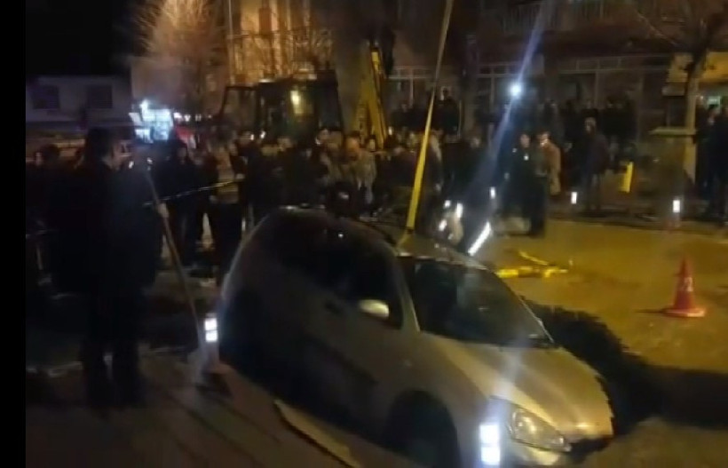 Yok artık! Yol çöktü otomobil gömüldü - Resim: 3