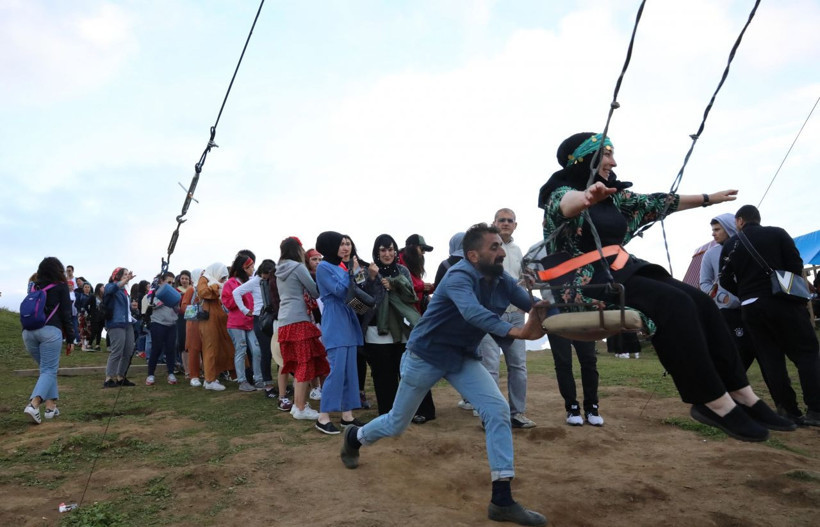 Rize'de 2 bin 700 metrede bulunan Huser Yaylası'ndaki salıncak için sıraya girdiler! - Resim: 1