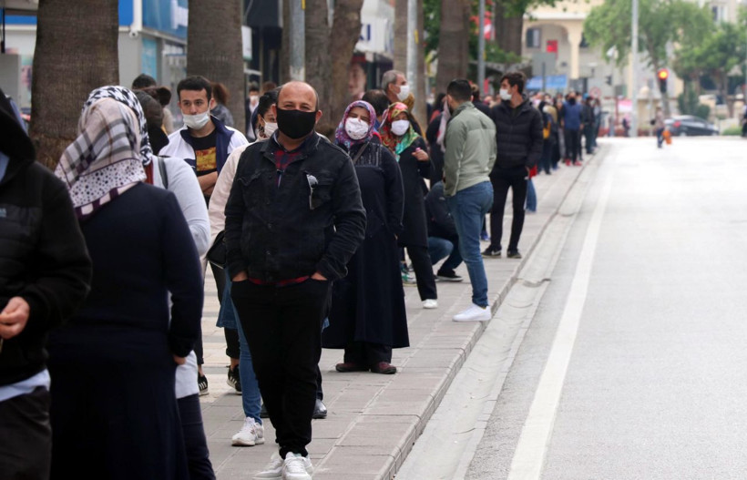 Denizli'de PTT kuyruğu 500 metreyi buldu vatandaş: kuyruğun sonunu göremiyoruz - Resim: 3