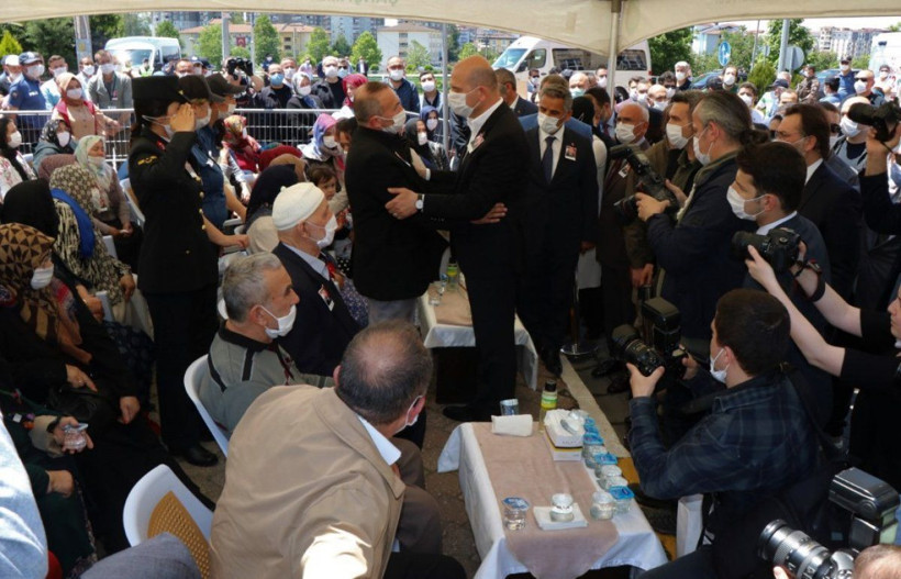 Şehit polis Atakan Arslan'ın cenazesi son yolculuğuna uğurlandı kızı gözyaşlarına boğdu - Resim: 2