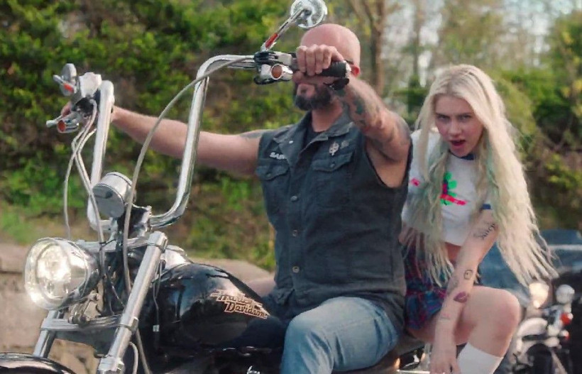 Soyunup yarı çıplak kaldı! Aleyna Tilki'ye Erol Köse'den tepki: Ramazanda donunu göstermek zorunda kaldıysa... - Resim: 3