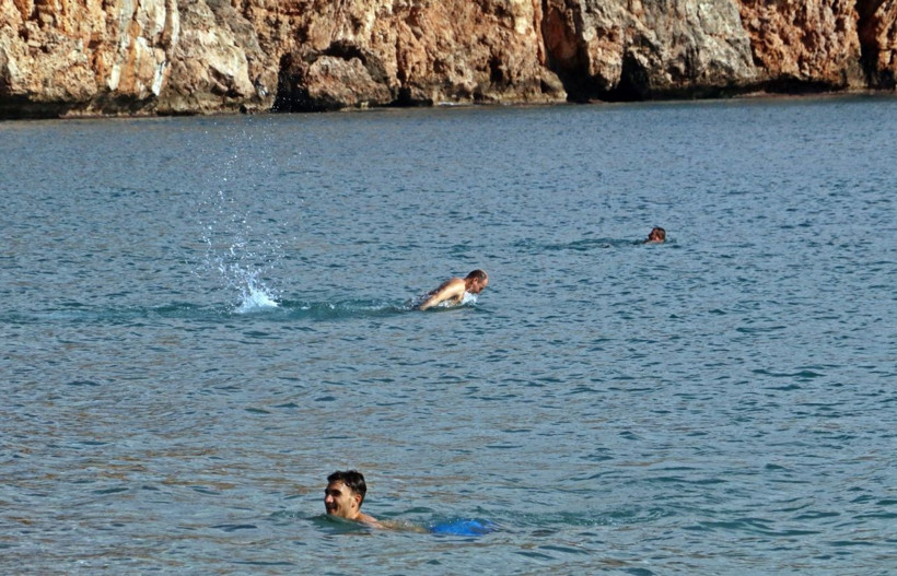 Görüntüler Konyaaltı Sahili'nde bugün çekildi! Kar manzarası eşliğinde denize girdiler - Resim: 2